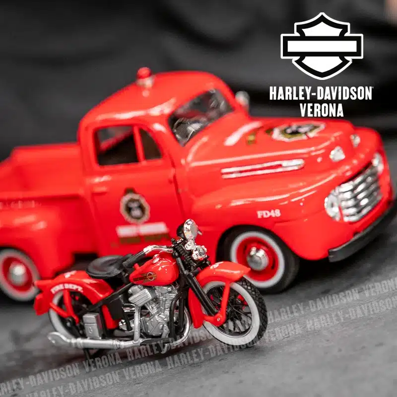 Modellino Harley-Davidson® EL Knucklehead 1936 + Pickup Ford F-1 1948 - immagine 4