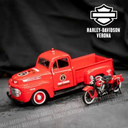 Modellino Harley-Davidson® EL Knucklehead 1936 + Pickup Ford F-1 1948