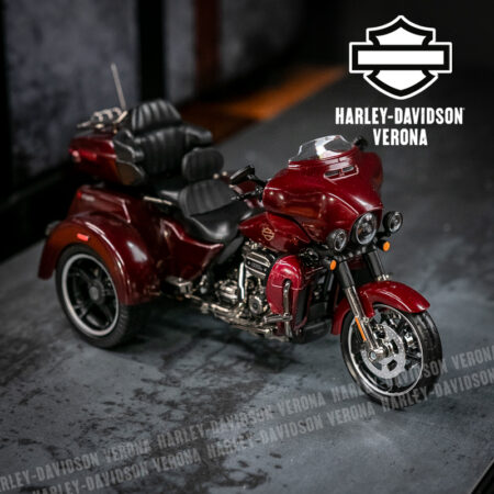 Modellino Harley-Davidson® 2021 H-D CVO Tri Glide CHARRED CRIMSON
