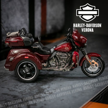 Modellino Harley-Davidson® 2021 H-D CVO Tri Glide CHARRED CRIMSON
