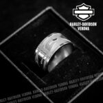 Harley-Davidson® Erhabener Logo-Ring in Silber/Schwarz Harley-Davidson® Erhabener Logo-Ring in Silber/Schwarz